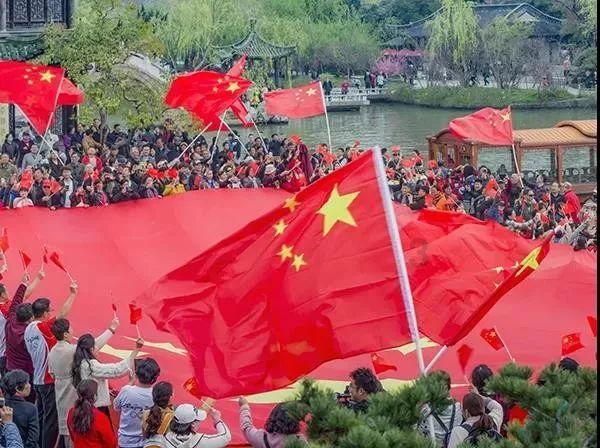 名创优品尾盘涨近4% 招商证券维持强烈推荐评级